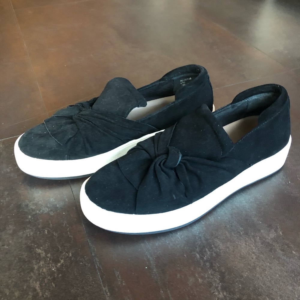 NWOT Donald Pliner Black Flats